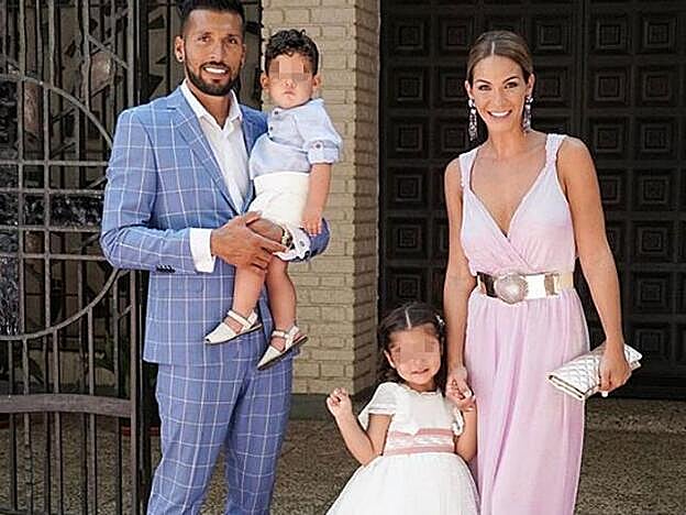 Tamara Gorro junto a su marido y sus dos hijos.