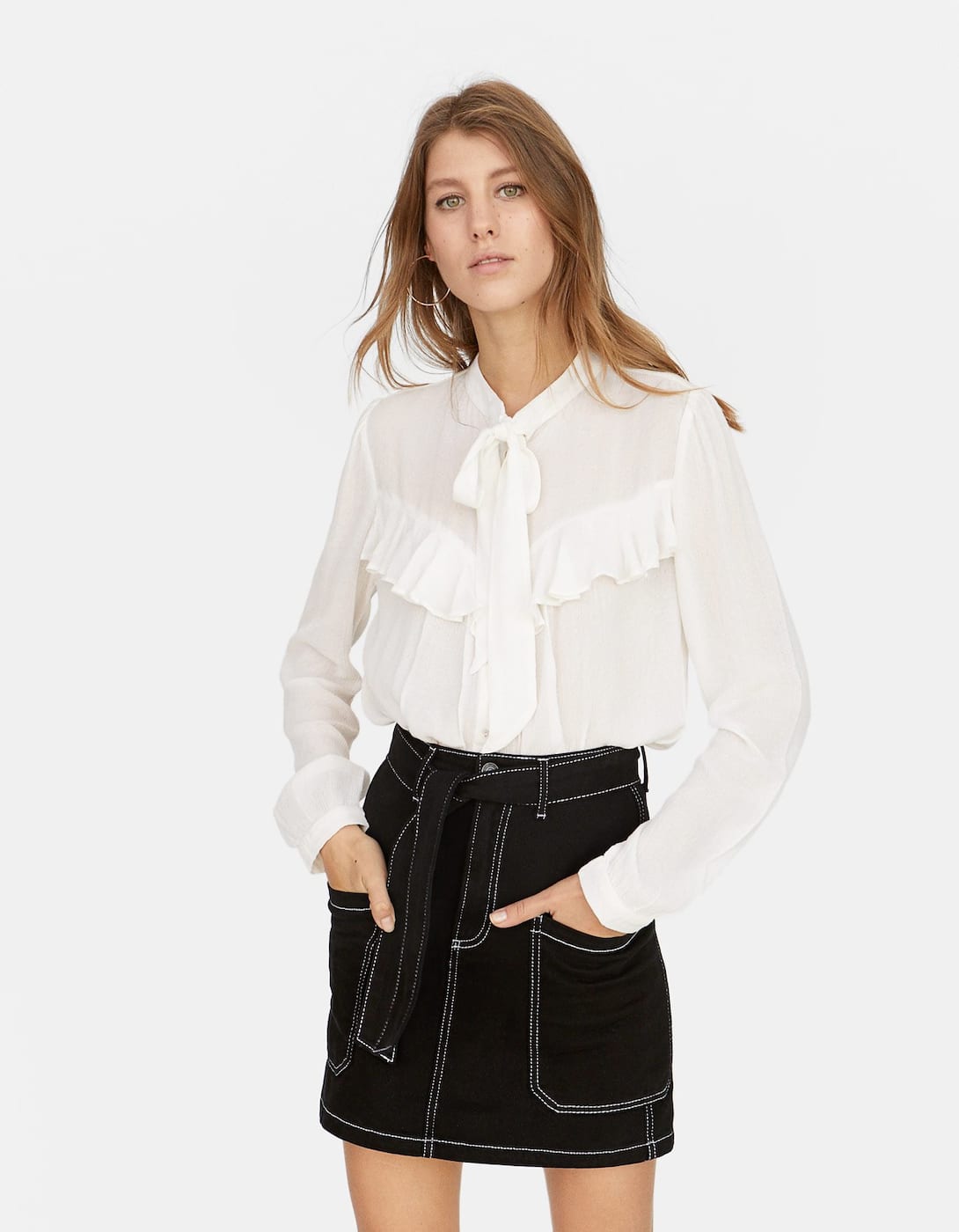 Blusa blanca cerrada con lazo: 7,99 euros en Stradivarius.