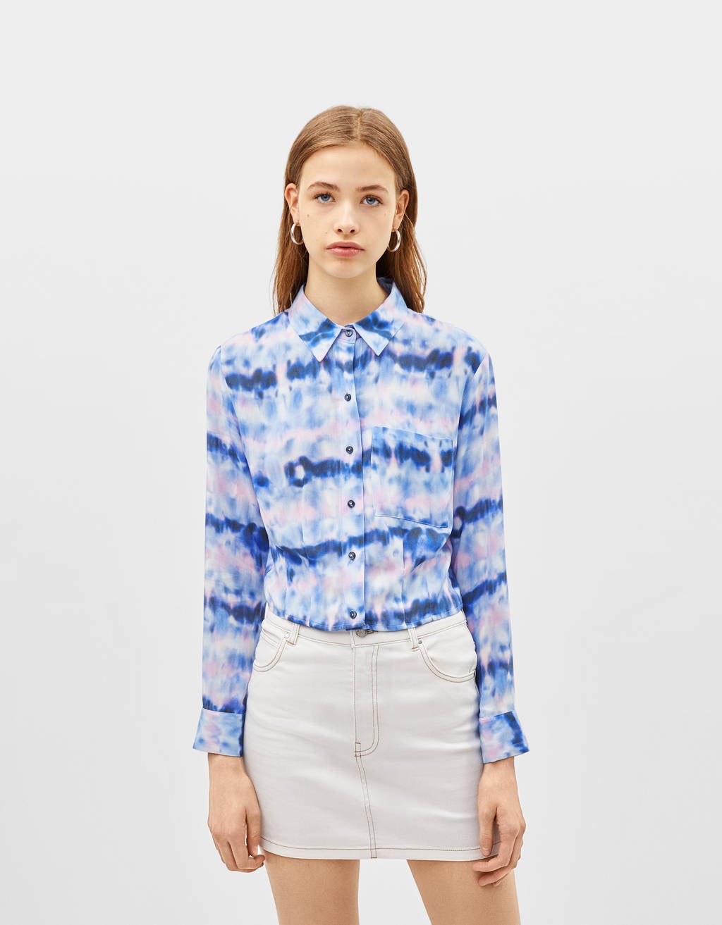 Blusa con botones y estampado tie dye de Bershka: 9,99 euros.