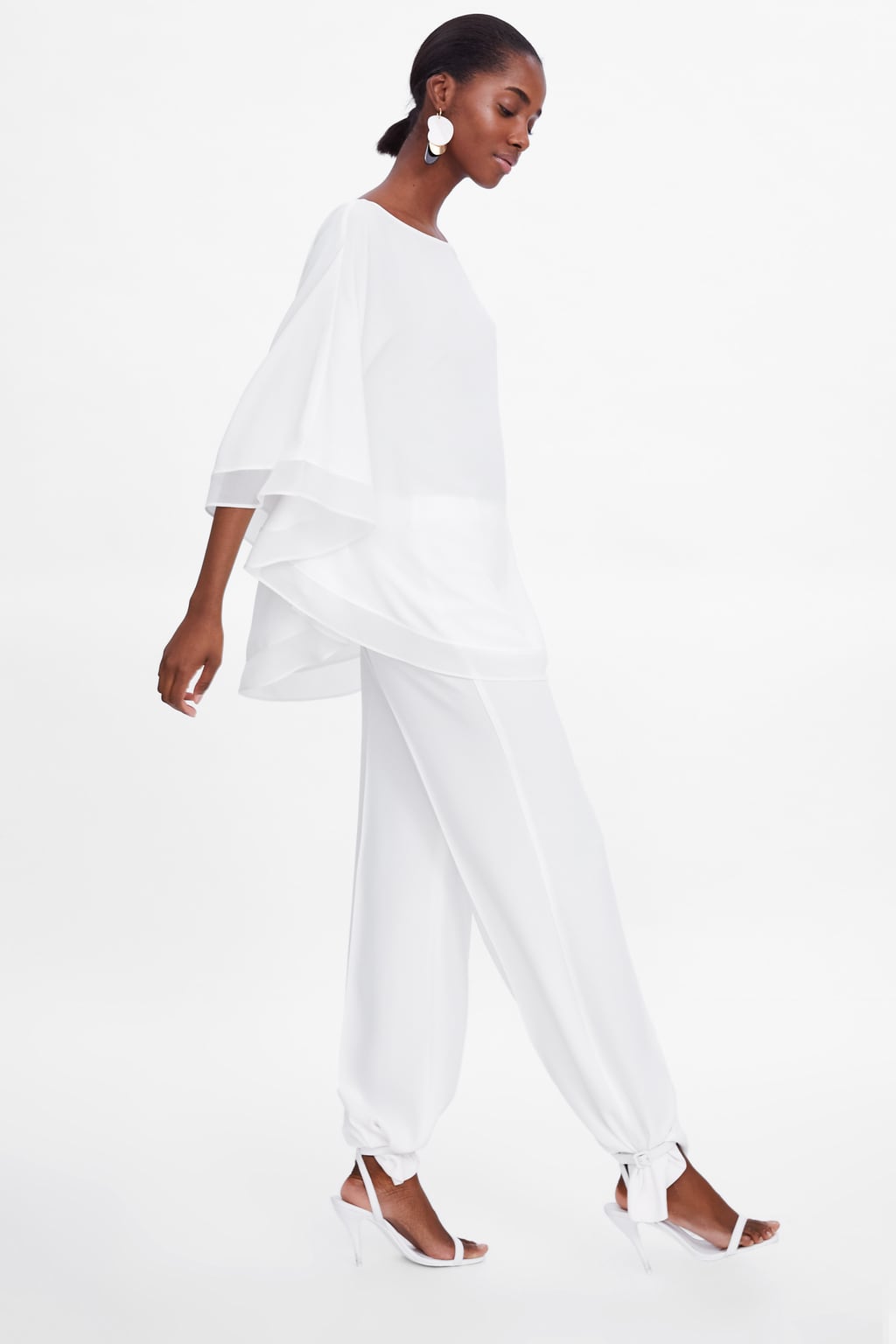 Blusa fluida tipo capa de Zara: 19,99 euros.