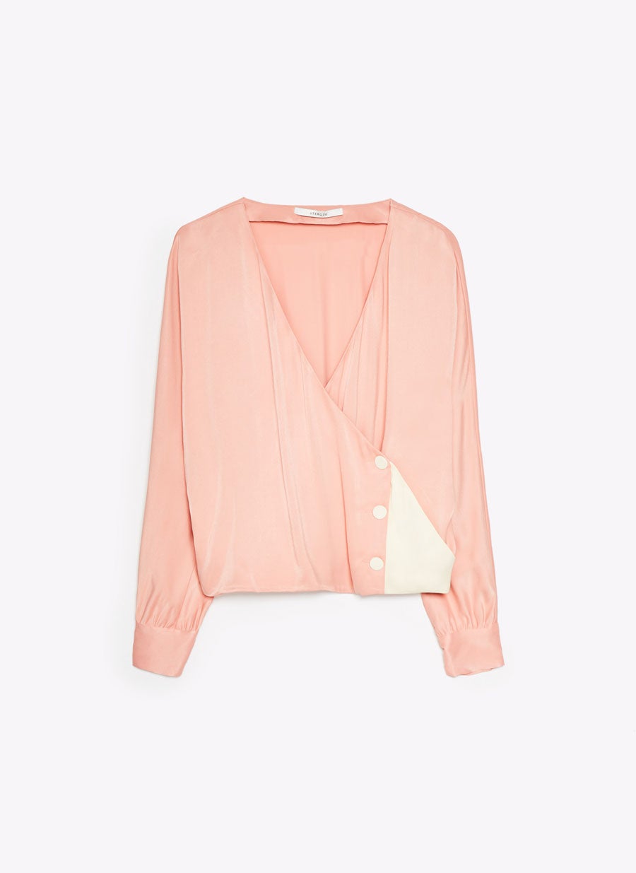 Blusa bicolor en color pastel con botones laterales a modo de adorno: 49,95 euros en Uterqüe.