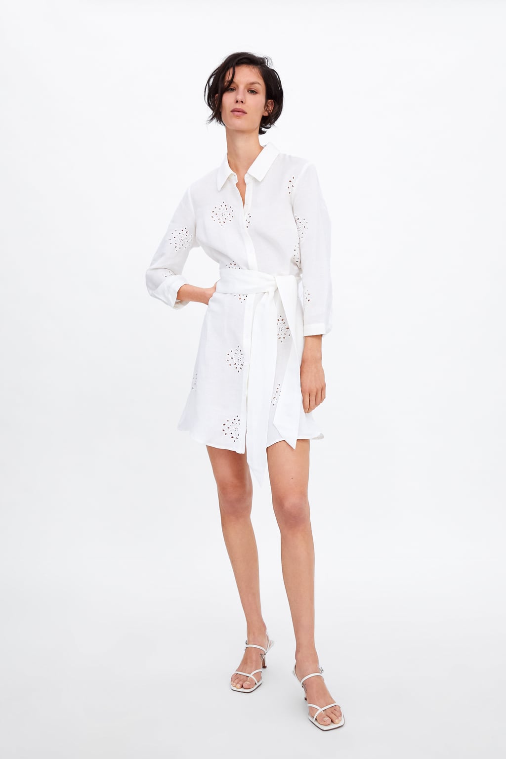 Túnica de cuello solapa, manga larga y aplicación de cinturón: 29,99 euros en Zara.