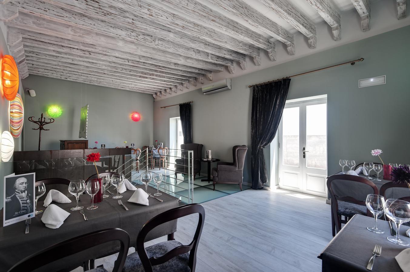 Comer en  Sa Casa,   el restaurante principal del Barceló Hamilton Menorca, es una experiencia que no puedes perderte. Situado en una antigua casa menorquína anexa al hotel, ofrece tapas y una fusión de platos con guiños hacia las diferentes culturas que han influenciado en la isla. Cuenta además con una excelente carta de vinos nacionales, cavas y champagne.