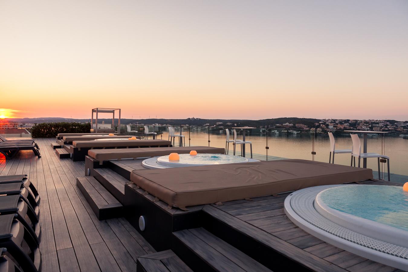 De día o al atardecer, disfrutar de un jacuzzi con las maravillosas vistas de la bahía de Menorca es una de las experiencias que más te van a gustar del hotel. La definición en sí misma de unas vacaciones perfectas.