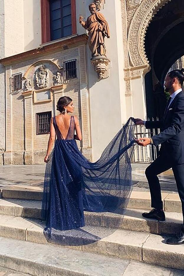 Mery Turiel en la boda de Rocío Osorno con vestido de la firma de la sevillana, Rocío Osorno Collection.