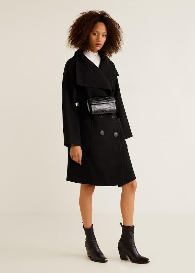 Abrigo en mezcla de lana azul marino con doble botonadura, forro interior y la costura de hombro caída (Mango, 59,99 euros).