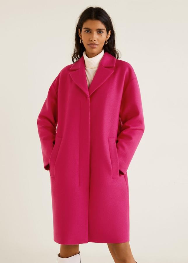 Abrigo en mezcla lana desestructurado y color rosa, en largo midi. Lleva dos bolsillos de ribete laterales, forro interior y cierre de tres botones (Mango, 69,99 euros).
