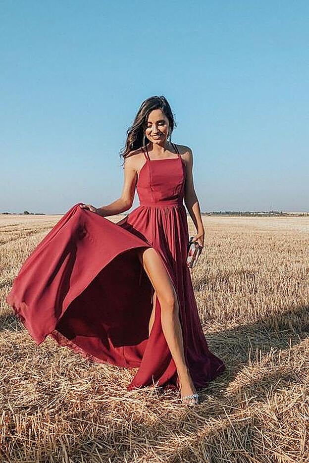 Verónica Díaz llevó uno de los vestidos más sencillos que vimos entre las invitadas a la boda de Rocío Osorno. Era un diseño de la firma de la novia.