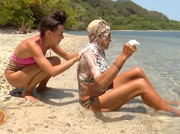 Mahi bañando a Chelo García Cortés en 'Supervivientes'