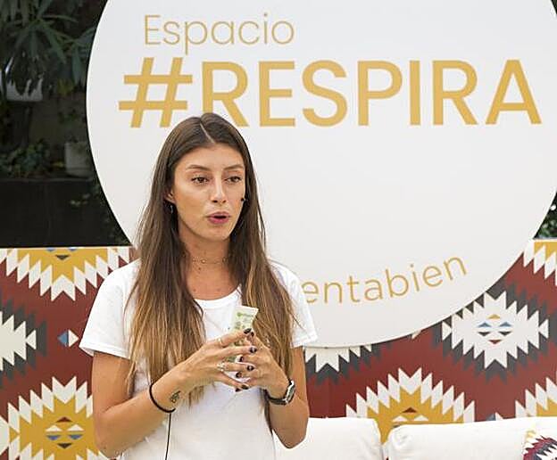 Erika Sánchez durante su charla sobre cosmética natural.