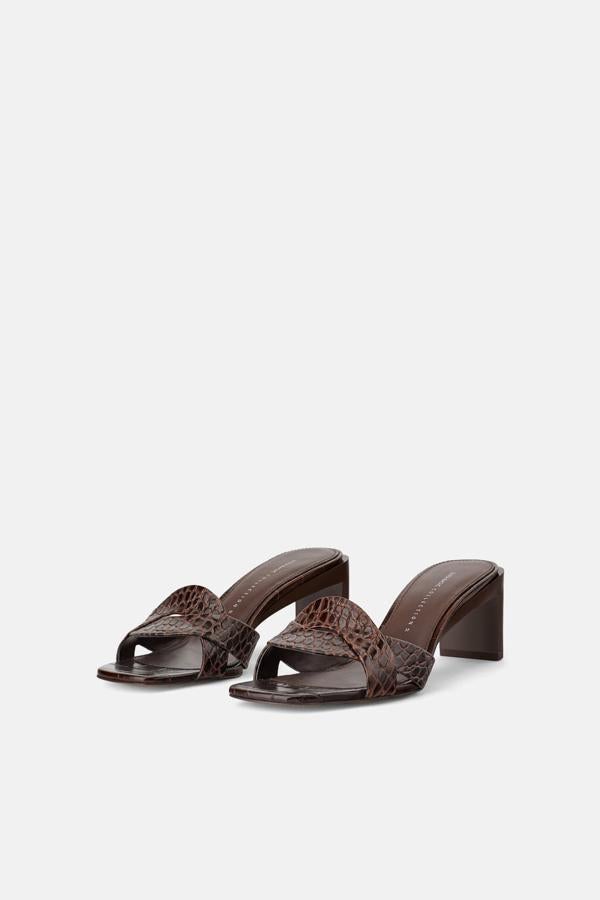 Mule de tacón medio con estampado animal en color marrón oscuro y tiras cruzadas, 19,99 euros.