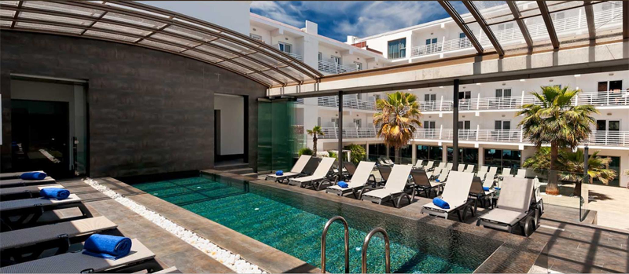 Otro momento de relax es el que puedes tener en la piscina de la parte superior del hotel. Momento zen total. También ideal por si no acompaña el buen tiempo...