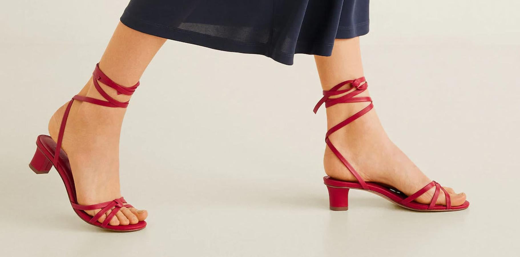 Sandalia de piel con detalle de tiras, 29,99 euros.