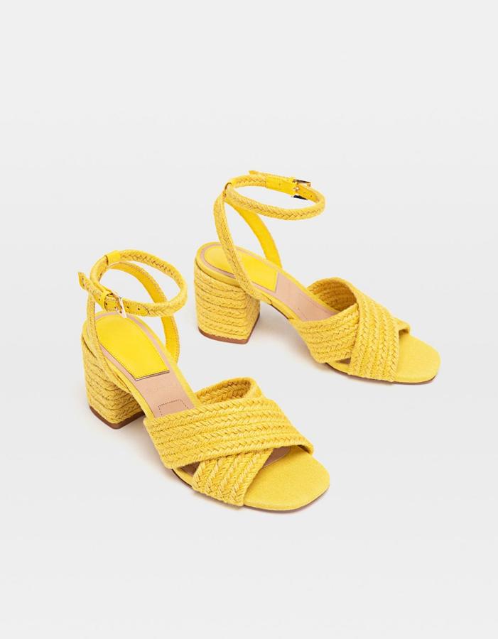 Sandalias de rafia con tacón medio y en color amarillo, 19,99 euros.