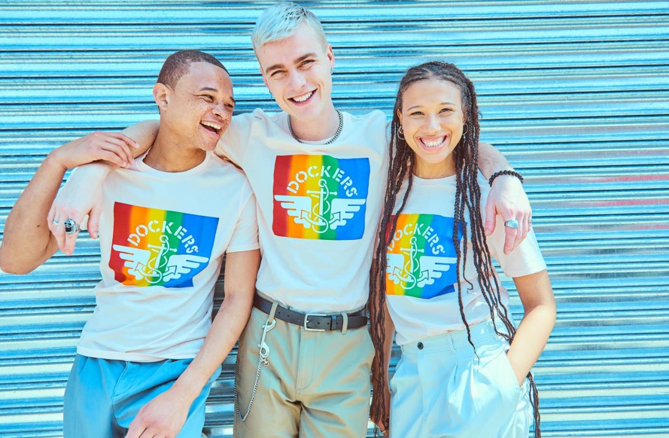 Dockers ha sacado a la venta una camiseta por 25 euros, importe que donará íntegro a Outright International, una organización sin fines de lucro que aborda los problemas de derechos LGBTQ +.