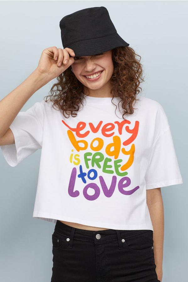 H&M tiene a la venta prendas con mensajes del Orgullo como esta que dice "todo el mundo es libre para amar".