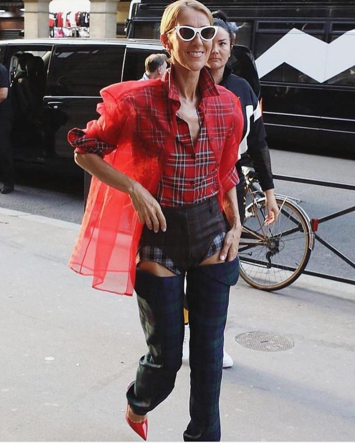 El espíritu vaquero se ha apoderado de la cantante en este look que no nos convence nada. Camisa de cuadros, pantalón con aberturas en las ingles y sobrecamisa de organza... Una mezcla de lo más extraña firmada por Y/Project.