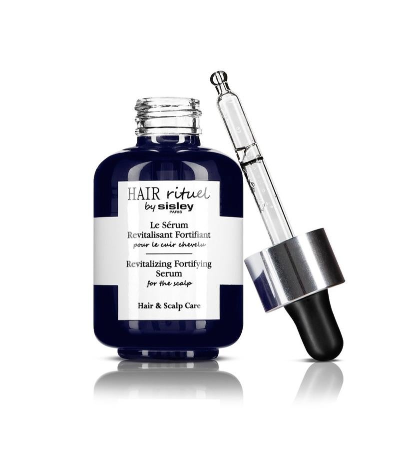 Su alta concentración en minerales, vitaminas, extractos de origen vegetal y proteínas, convierte el producto es un fortificante eficaz que dinamiza el bulbo capilar para mejorar el anclaje de los cabellos, para aportarles más resistencia y proteger el color natural. Se aplica en la piel del cuero cabelludo, abriendo el pelo raya a raya, en pelo húmedo o seco. Un tratamiento sencillo para llevar a cabo en casa: cada 2 días durante un mes y mantener dos veces por semana durante dos meses. (150 €).