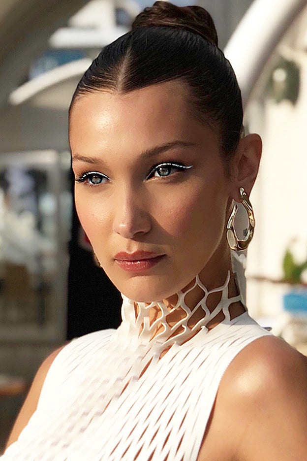 Bella Hadid también recurre al eyeliner blanco para agrandar la mirada.