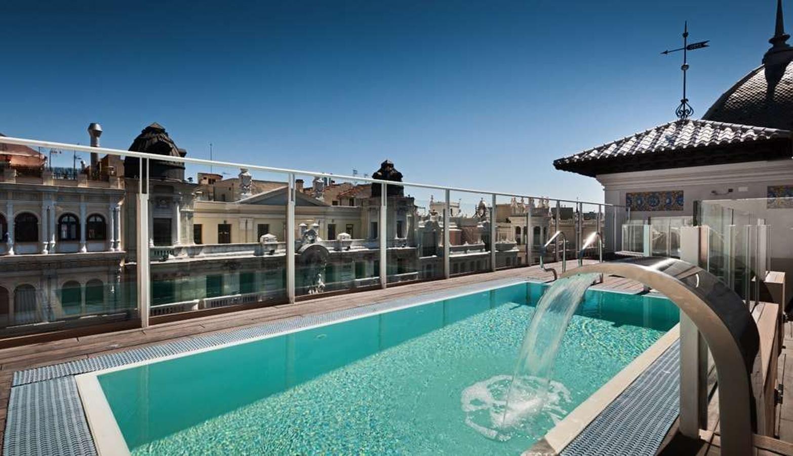 El hotel Catalonia Gran Vía, ubicado en un edificio de principios del siglo XX, se encuentra en pleno centro de Madrid y ofrece a todos sus visitantes una terraza con piscina.