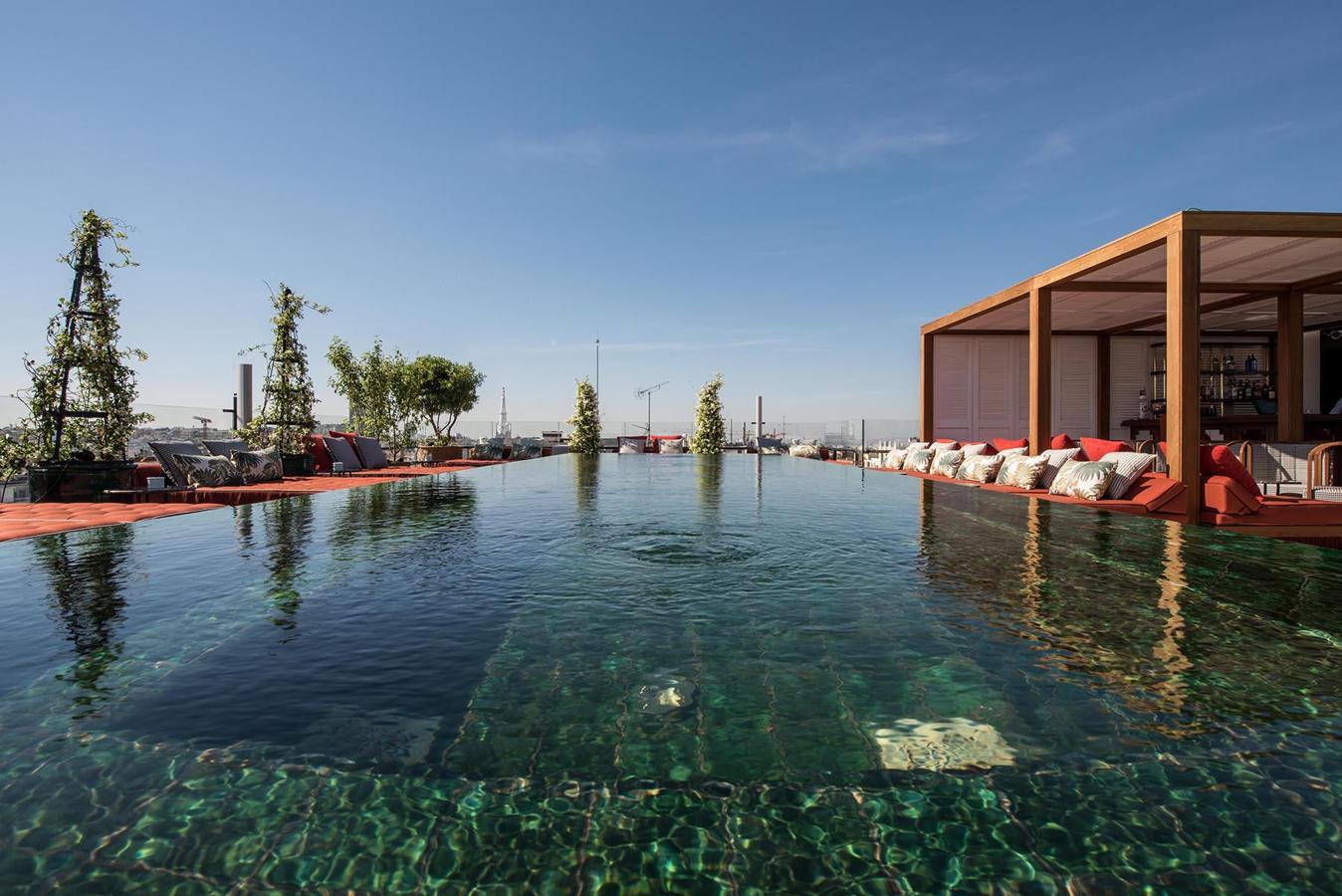 El hotel Bless Coleection ha convertido su piscina de la terraza en un exótico refugio desde el que contemplar las espectaculares vistas de la ciudad. Además, incluye una sorprendente y saludable carta creada por Martín Berasategui