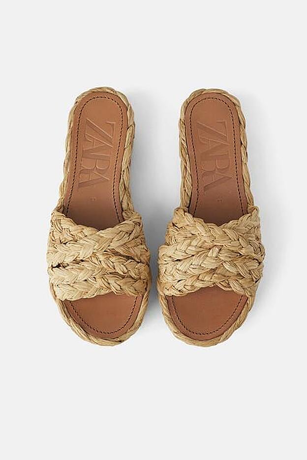 Estas sandalias de Zara que lleva Collage Vintage están rebajadas. Costaban 39,95 euros y s ehan quedado en 29,99 euros.