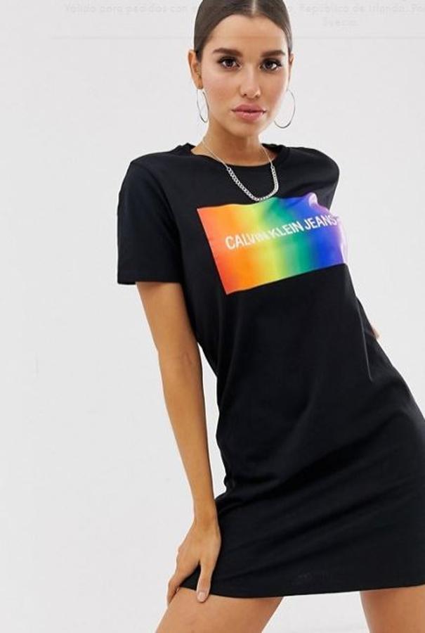 Calvin Klein también se ha unido al fenómeno arcoíris con una colección que incluye vestidos como este por 86,99 euros.