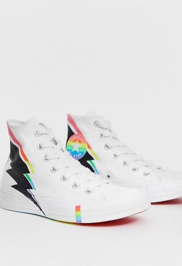 Converse ha sacado a la venta modelos muy coloridos con arcoíris como este que cuesta 75 euros.