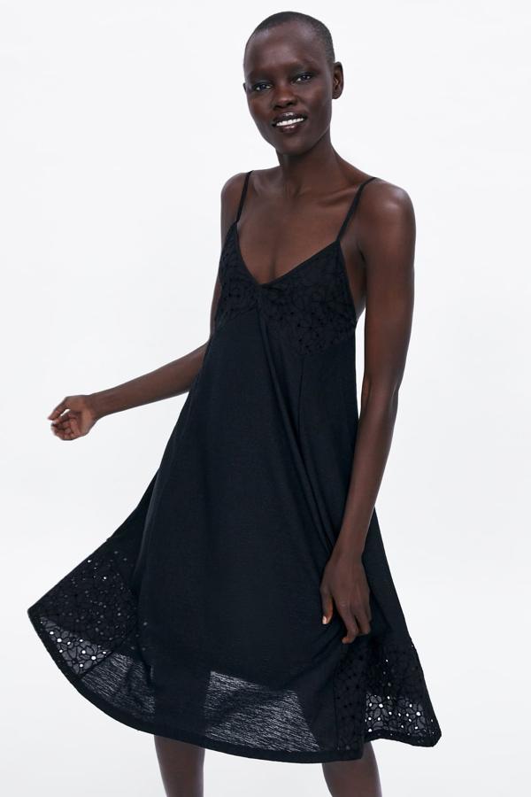 Vestido de Zara con bordados en el bajo por 15,99 euros.