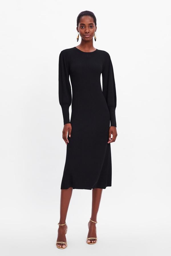 Vestido de Zara midi con mangas abullonadas. Está disponible también en rojo y cuesta 15,99 euros.