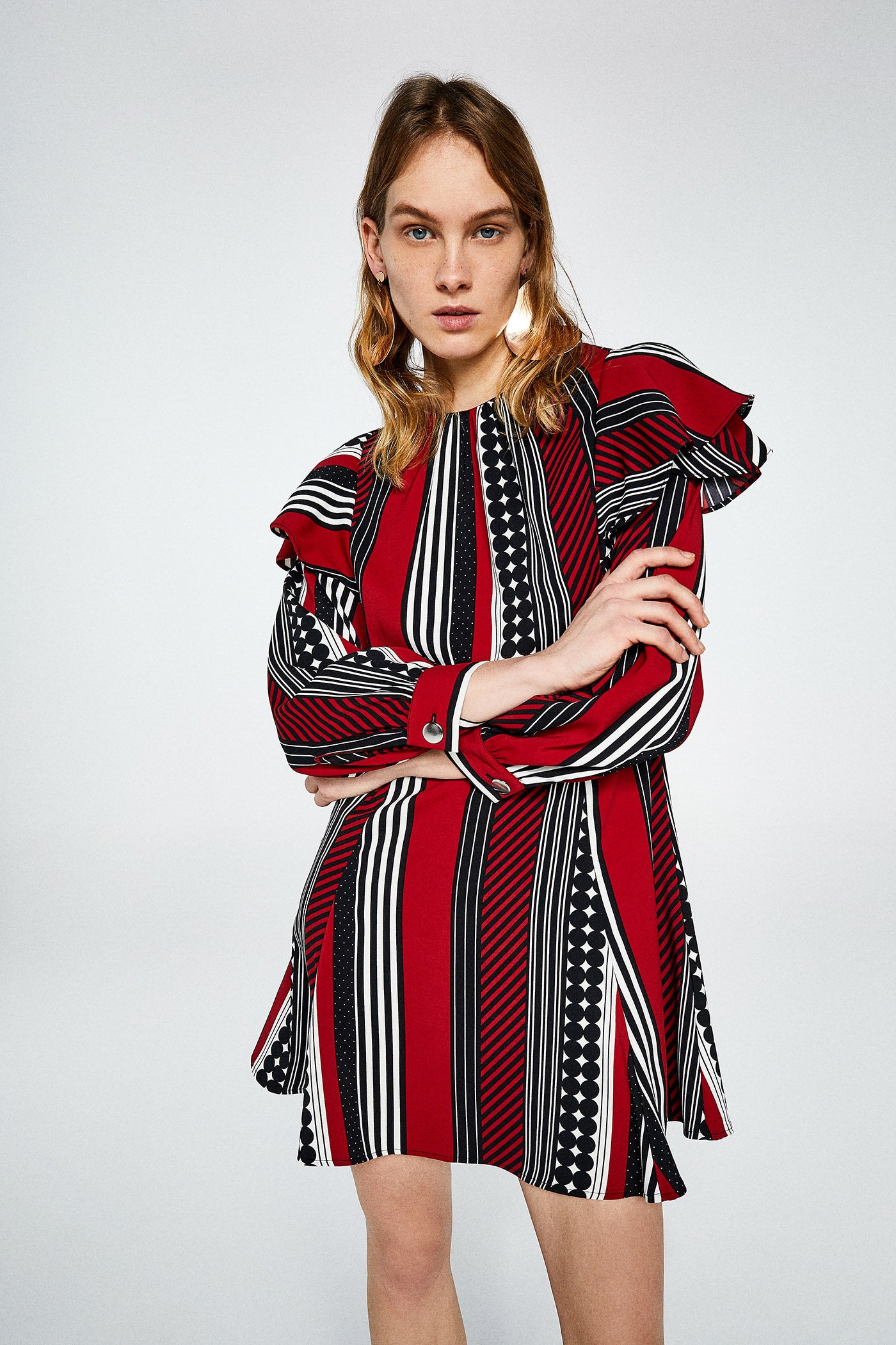 Vestido con vuelo y mangas largas de volantes con aire retro. (19,99 euros).