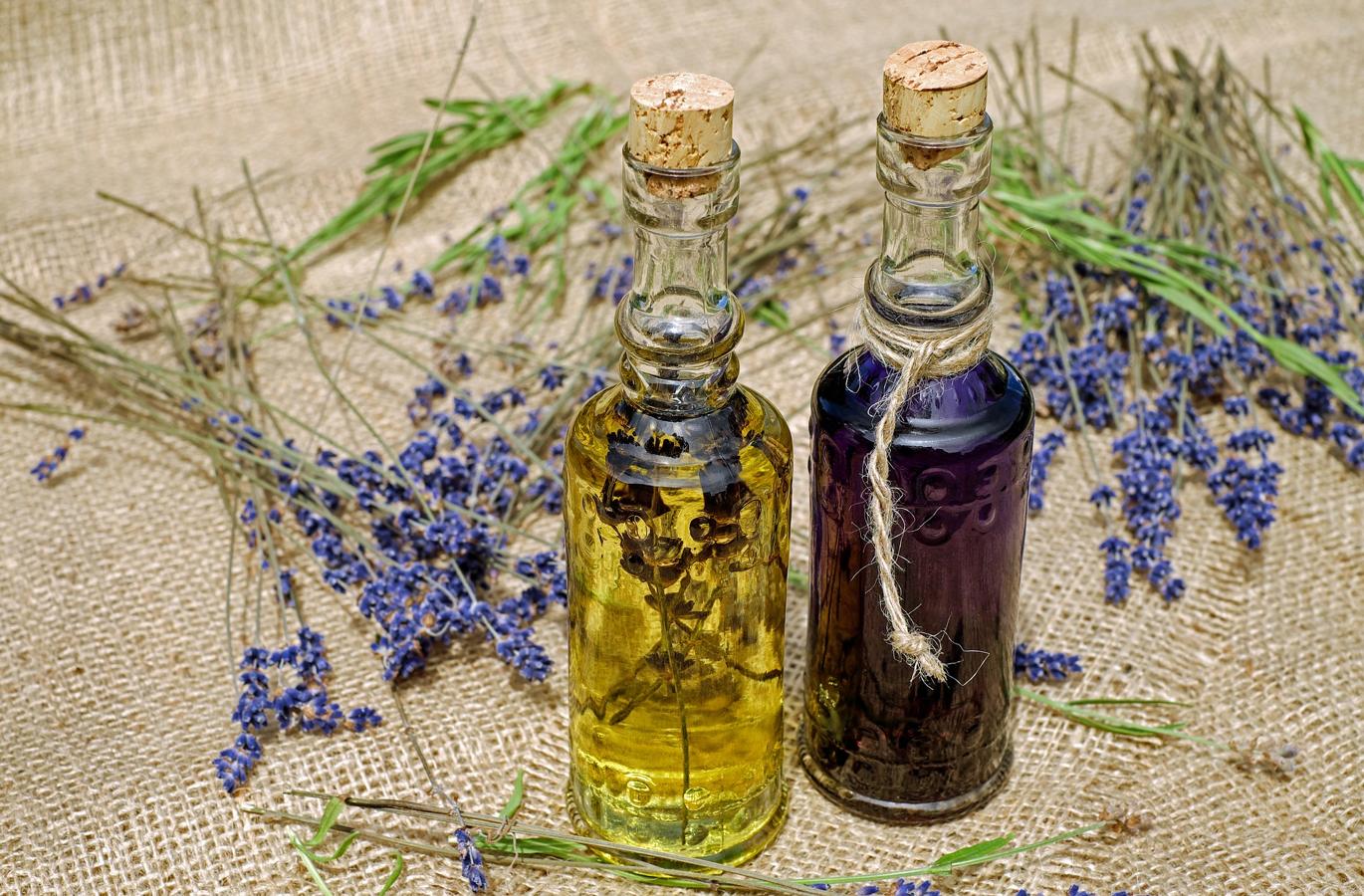 ¿Estás estresada y duermes mal? La  lavanda  es el aceite esencial perfecto para relajarte y ayudarte a descansar. También es un remedio infalible para las migrañas, solo tienes que aplicar una mínima cantidad de producto en tus manos y masajearlo en las sienes.