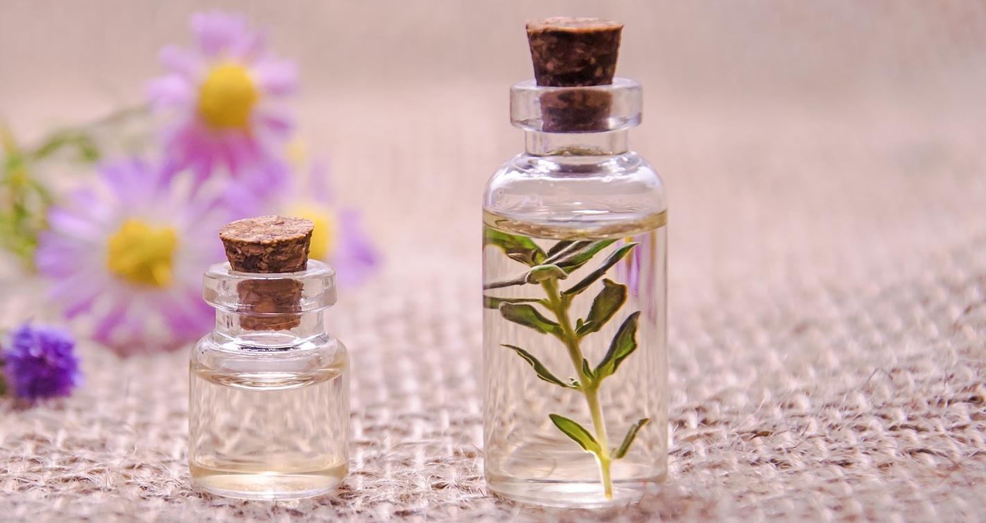 Es uno de los más utilizados, y es que, sus propiedades antibacterianas hacen que sea el aceite perfecto para combatir el acné con éxito. No tengas miedo, aunque sea un aceite, no engrasará tu rostro. Eso sí, ponlo solo en zonas puntuales.