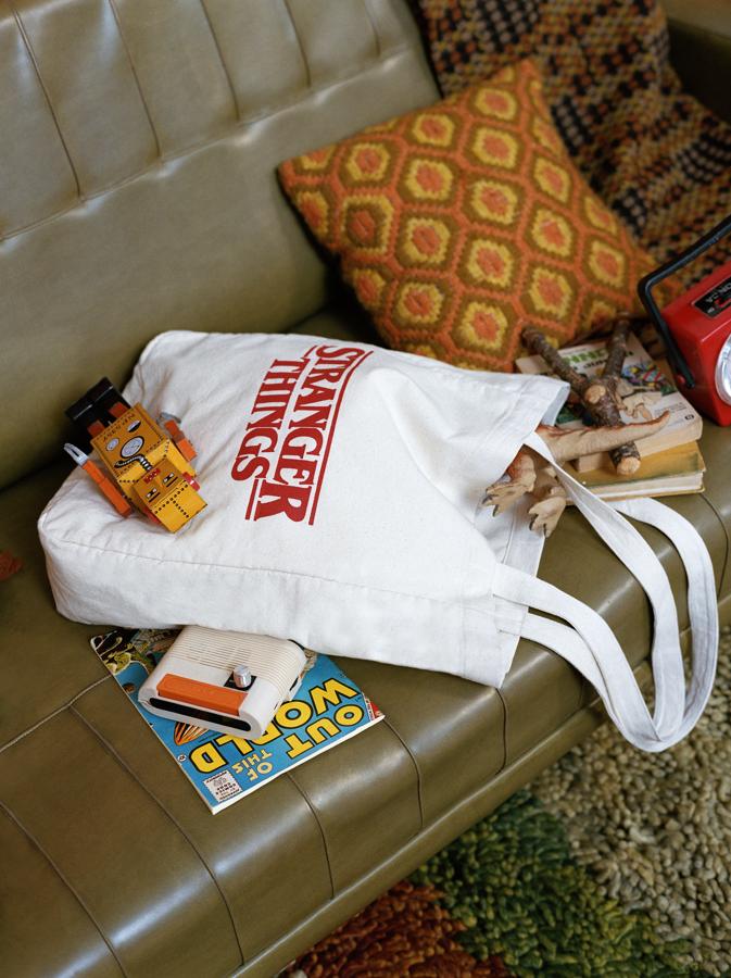 Bolso de 'Stranger things' blanco de tela con logo en color rojo.
