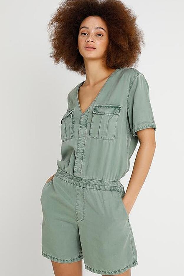 Una buena opción en un color verde más claro de Pepe Jeans, rebajada.