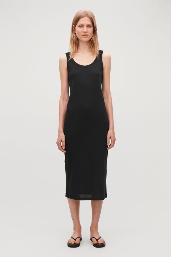 En las rebajas, nada mejor que comprar básicos como este vestido negro de Cos, que pasa de 49 a 25 euros.
