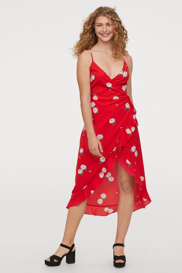 Tenemos dos  vestidos favoritos de H&M , este wrap en rojo, que es baratísimo y pasa de 19.99 a 9.99 en las rebajas, y este otro de temporada,  amarillo y con estampado de limones .