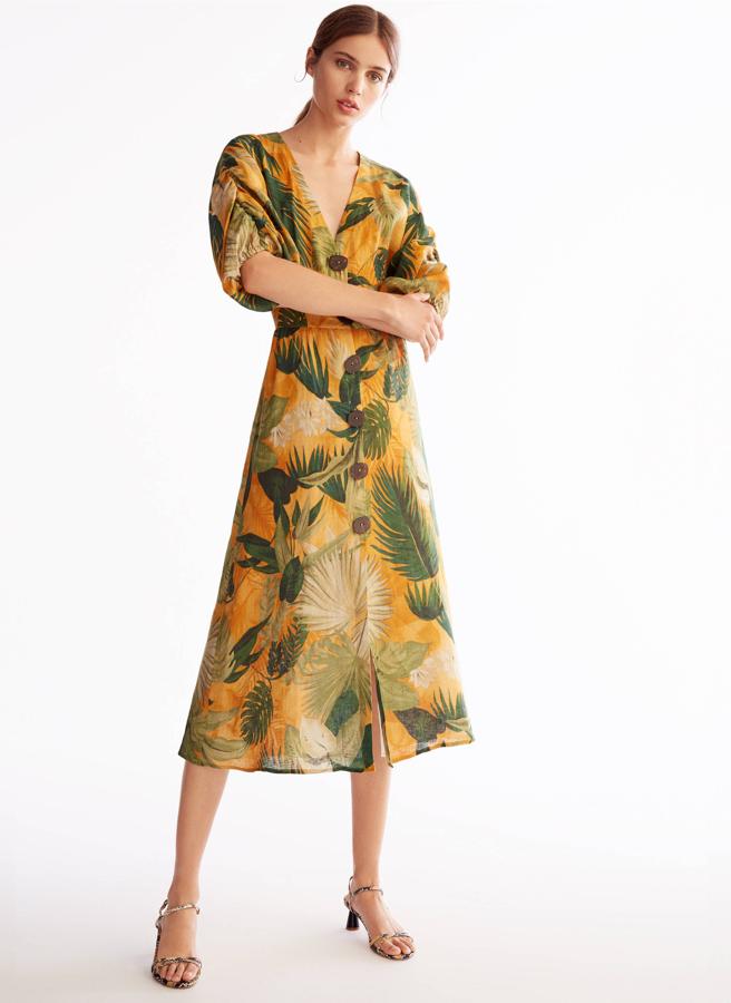 Este vestido de lino con estampado tropical, es una auténtica maravilla, y pasa de 119 a 69.90 euros en las  rebajas de Uterqüe .