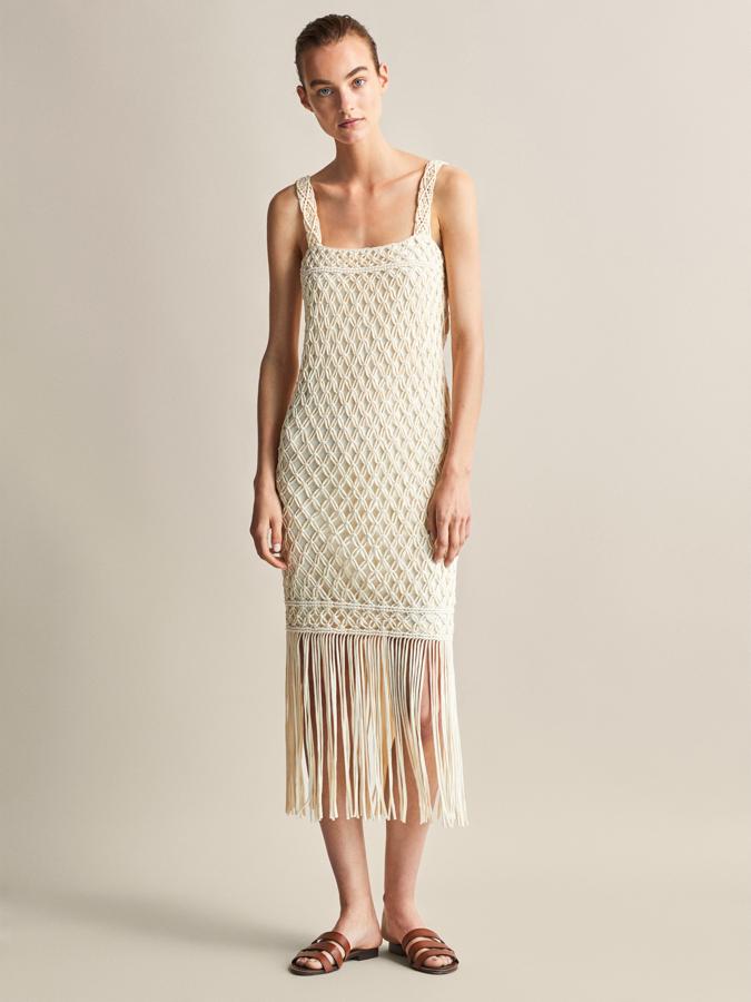 Ya te habíamos contado que este  vestido de crochet era el más bonito del verano , pero es que ahora, en las rebajas de Massimo Dutti ha pasado de 129 a 59.95 euros. ¡Irresistible!