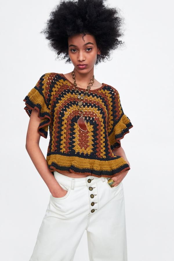 El crochet es un must. Este top combina tonos tierra con negro y es una opción perfecta para las tardes en la playa. Se ha quedado en 9,99 en las rebajas de Zara.