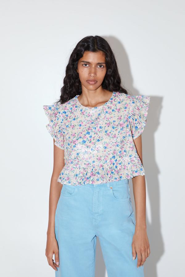 Corto, con fondo blanco y flores de colores y la manga en forma de volante, cuesta 9,99 euros.