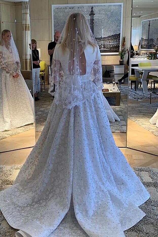 a actriz Sophie Turner se ha casado con un vestido de novia diseñado por Nicolas Ghesquière para Louis VUitton.