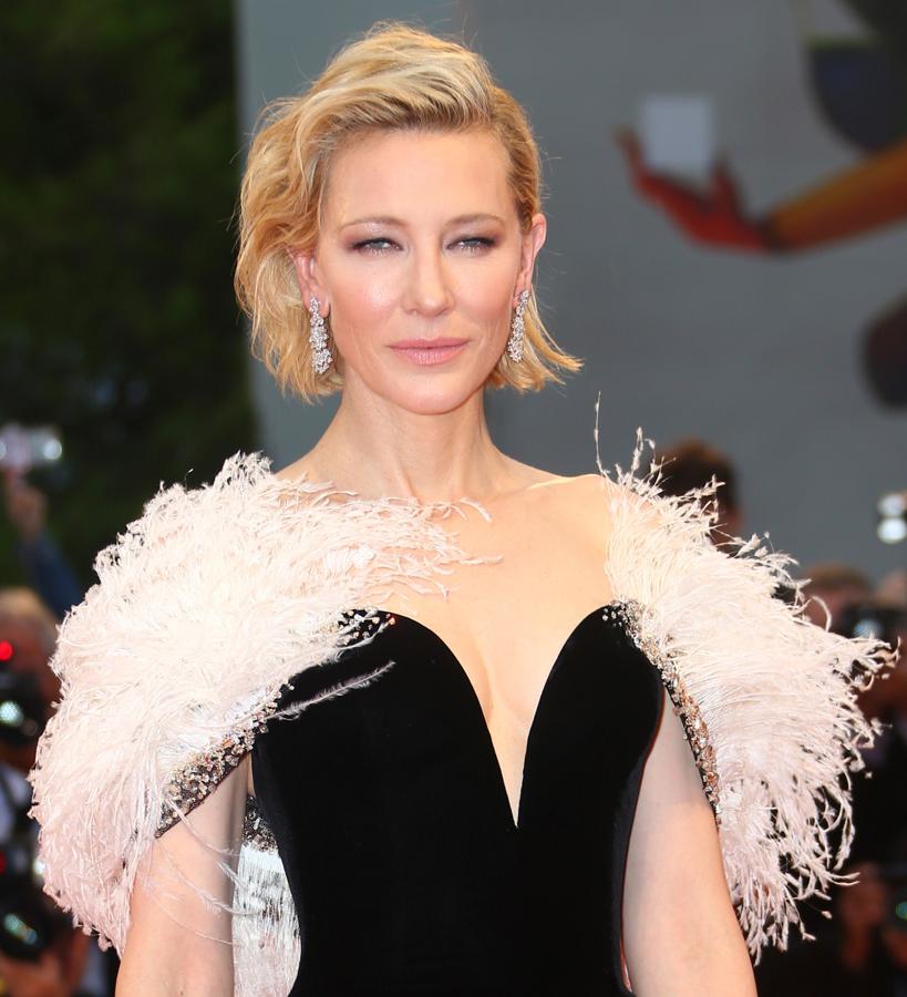 Su piel de porcelana es fruto del modo en el que se aplica una buena hidratante de cara: los masajes faciales que, asegura, son perfectos para despertar la piel. Y es de las que tampoco salen de casa sin el protector solar, ya que su madre la concienció cuando era joven de los daños que podía producir el sol. Y para energizar su rostro en un momento Cate aplica máscara de pestañas y una barra de labios de algún color vibrante.