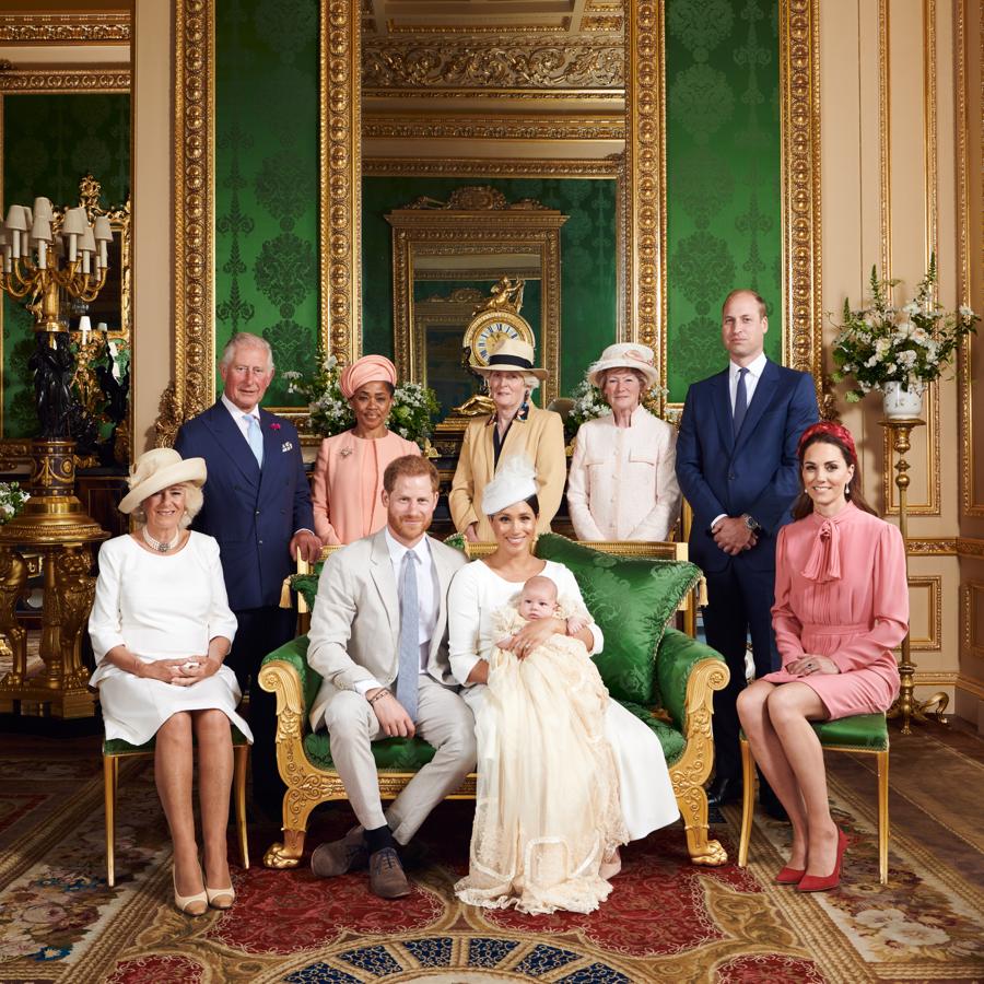 Como era de esperar, en el bautizo de Archie Harrison, el duelo de estilo de Meghan y Kate iba a ser uno de los puntos fuertes del día de celebración. Al igual que Kate Middleton en el bautizo de sus hijos,el blanco ha sido el color elegido por Meghan Markle para asistir a la ceremonia de acristianamiento del pequeño 'baby Sussex'. La orgullosa mamá ha apostado por un vestido de inspiración lady con cuerpo entallado, cuello redondo y falda con ligero volumen, que ha acompañado por un tocado con redecilla. Kate Middleton, por su parte, ha optado por el rosa fresa con un vestido de estilo retro con lazada al cuello y, en vez de tocado, una diadema a juego, una de las tendencias que triunfan esta temporada entre los looks de invitada.