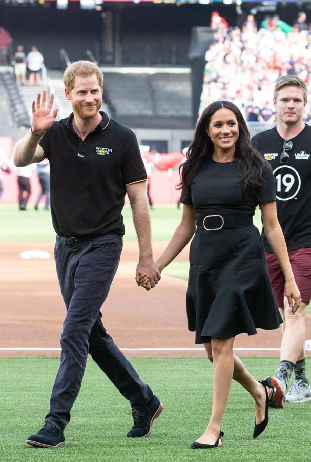 Meghan Markle reapareció de forma sorpresa durante su baja por maternidad para acudir a los Invictus Games. Y su sencillo look fue tan inspirador que  copiamos en las rebajas de Zara su vestido negro  de Stella McCartney.