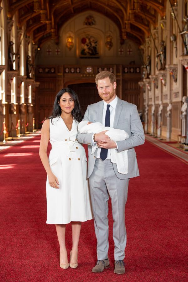 Dos días después de dar a luz, los Duques de Sussex presentaron a su bebé, el pequeño Archie Harrison. Y allí vimos a  Meghan Markle con un look lleno de mensajes feministas : la recién estrenada mamá posó ante los fotógrafos como una 'mujer real', con los signos de fatiga, cansancio e hinchazón propios del post-parto y con un vestido blanco de Givenchy (la misma firma de su vestido de novia) que no era ancho ni trataba de esconder la 'tripita' que aún tenía.