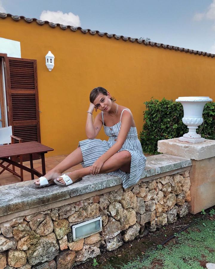 Así de ideal posó Laura Escanes con un mono de rayas blanco y azul.