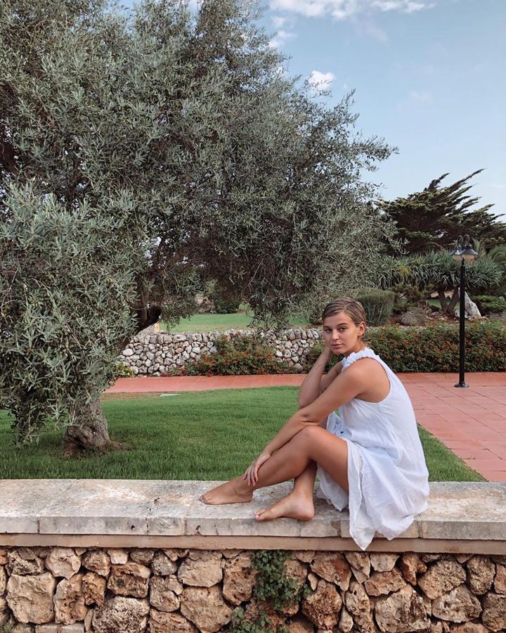 Un vestidito blanco fluido es una prenda perfecta y cómoda para pasar los días de calor con estilo durante el embarazo.