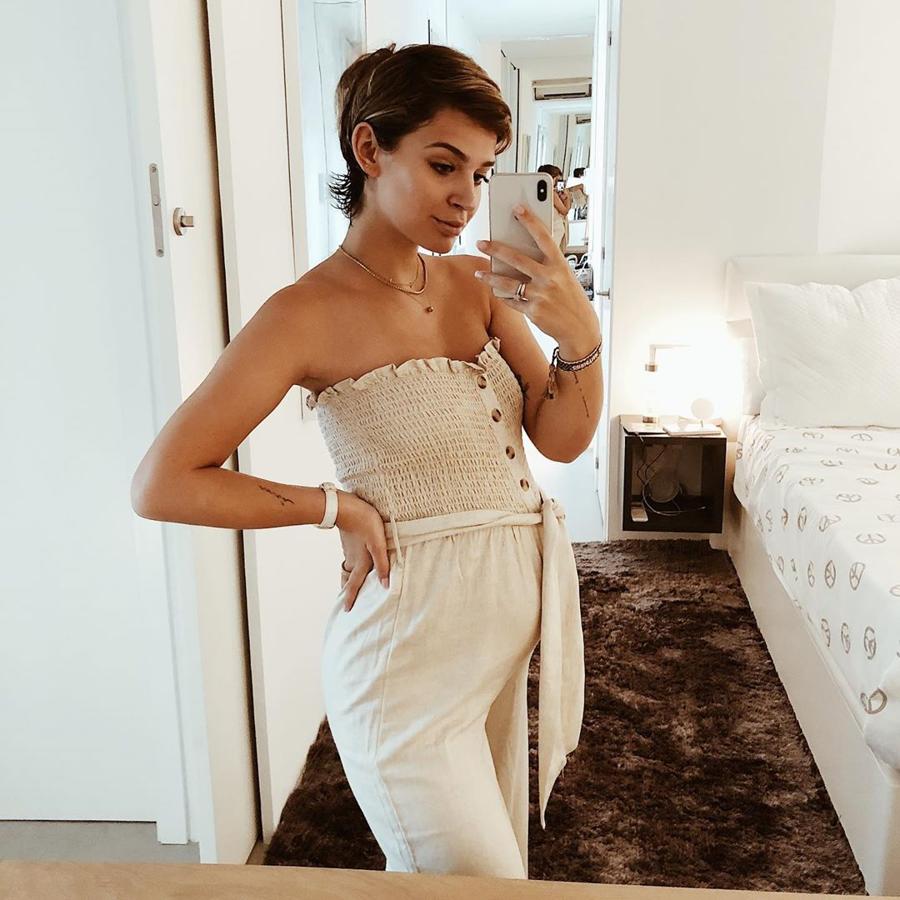 Este mono de Stradivarius que ha llevado Laura Escanes ha sido de los más aclamados.La parte del pecho con goma y fruncida tiene pinta de ser de lo más cómodo para la barriguita.