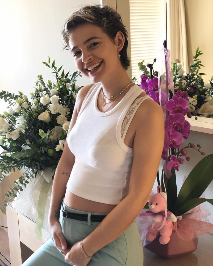 Para el día de su cumpleaños, Laura Escanes acompañó estos pantalones aguamarina de Stradivarius con un top crop blanco que dejaba asomar la barriguita.